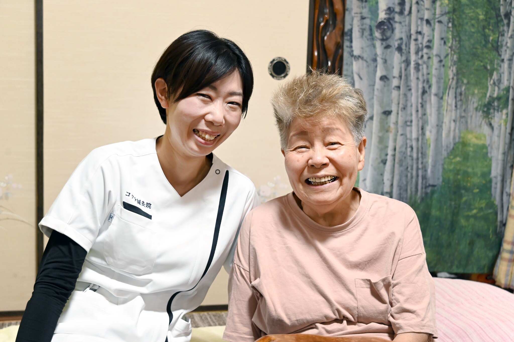 利用者様と笑顔で寄り添うコクラ鍼灸院の施術者